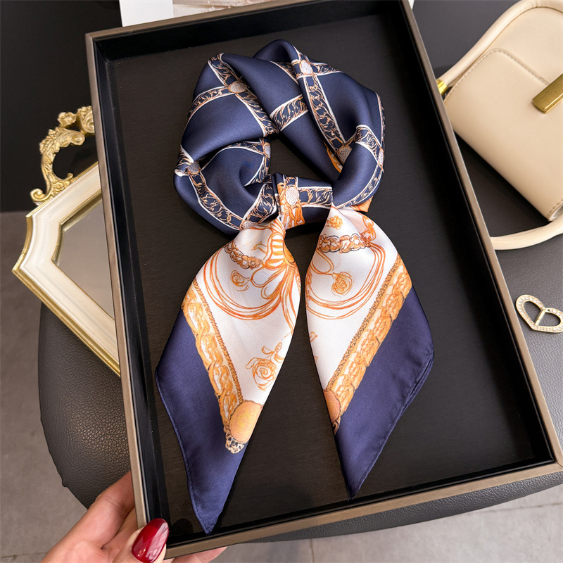 Blue Classic Chain Print Squar - Ascot Neck Scarf 评论和价格